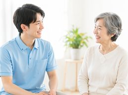 ご自宅でサービス内容を説明するスタッフ