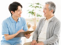 お身体の状態を確認するスタッフ