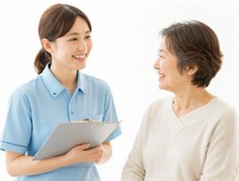 笑顔で利用者と話すスタッフ